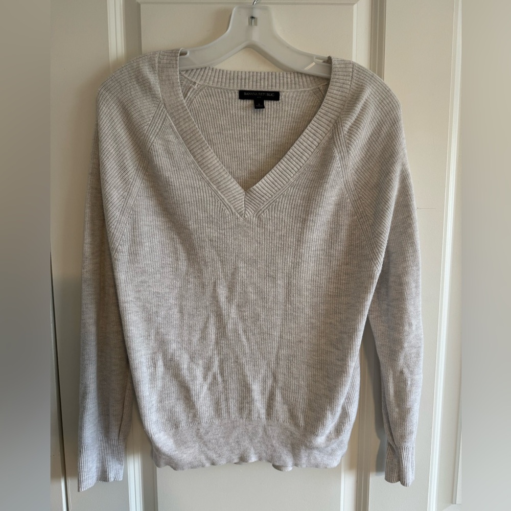 Banana Republic Women's Light Gray V-Neck Sweater